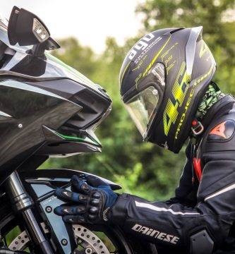 Motorista mimando a su moto