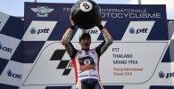 Marc Márquez celebra su octavo título de Campeón del Mundo en el podio del Circuito Internacional Chang durante el Gran Premio de Tailandia de MotoGP