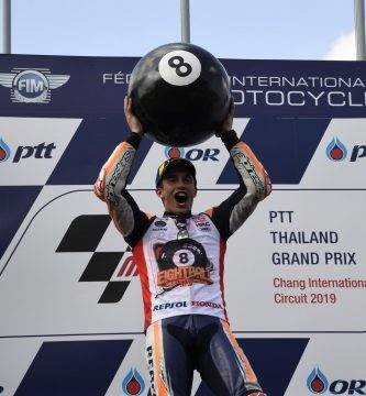 Marc Márquez celebra su octavo título de Campeón del Mundo en el podio del Circuito Internacional Chang durante el Gran Premio de Tailandia de MotoGP