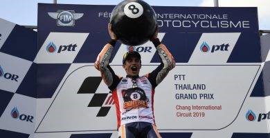 Marc Márquez celebra su octavo título de Campeón del Mundo en el podio del Circuito Internacional Chang durante el Gran Premio de Tailandia de MotoGP