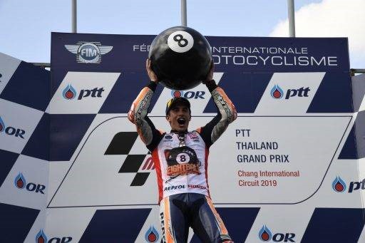 Marc Márquez celebra su octavo título de Campeón del Mundo en el podio del Circuito Internacional Chang durante el Gran Premio de Tailandia de MotoGP