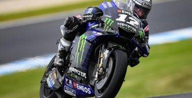 Maverick Viñales durante los entrenamientos libres del Gran Premio de Australia pilotando la Yamaha