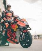 Mika Kallio subido a la KTM frente al box