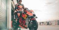 Mika Kallio subido a la KTM frente al box
