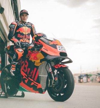 Mika Kallio subido a la KTM frente al box