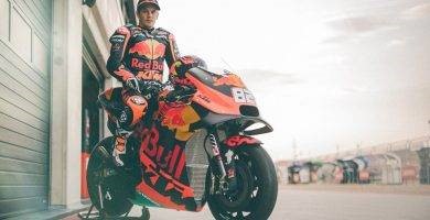 Mika Kallio subido a la KTM frente al box