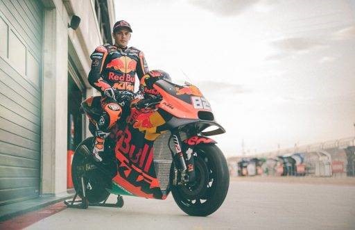 Mika Kallio subido a la KTM frente al box