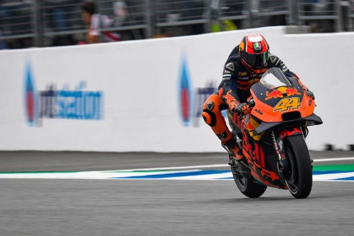 Pol Espargaró durante los entrenamientos libres del Gran Premio de Tailandia de MotoGP conduciendo la KTM 