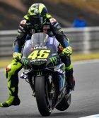Valentino Rossi frenando antes de entrar en una curva durante el primer día de entrenamientos libres del Gran Premio de Japón de MotGP