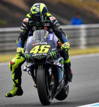 Valentino Rossi frenando antes de entrar en una curva durante el primer día de entrenamientos libres del Gran Premio de Japón de MotGP