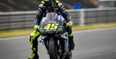Valentino Rossi frenando antes de entrar en una curva durante el primer día de entrenamientos libres del Gran Premio de Japón de MotGP