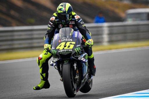 Valentino Rossi frenando antes de entrar en una curva durante el primer día de entrenamientos libres del Gran Premio de Japón de MotGP