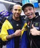 Valentino Rossi y Lewis Hamilton durante su visita en el Gran Premio de Qatar
