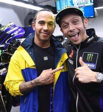 Valentino Rossi y Lewis Hamilton durante su visita en el Gran Premio de Qatar