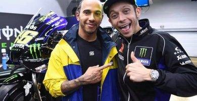 Valentino Rossi y Lewis Hamilton durante su visita en el Gran Premio de Qatar