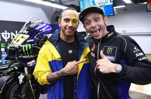 Valentino Rossi y Lewis Hamilton durante su visita en el Gran Premio de Qatar