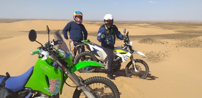 De camino a Merzouga marruecos, moto