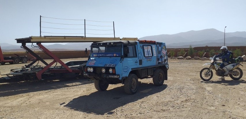 Pinzgauer en una gasolinera Pinzgauer en una gasolinera