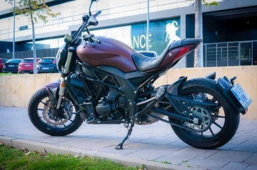 Colín que recuerda a la Diavel y a la Dragster