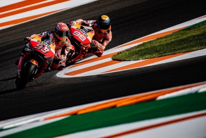 Márquez y Lorenzo durante los entrenamientos libres del Gran Premio de la Comunitat Valenciana