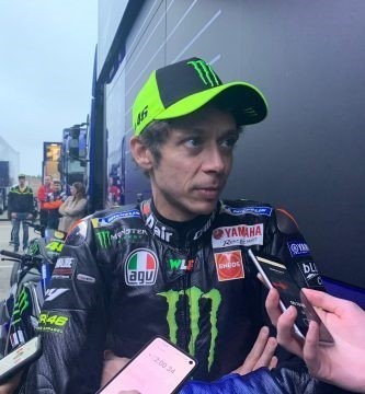 Valentino Rossi atiende a los medios después del primer día de trabajo en Jerez