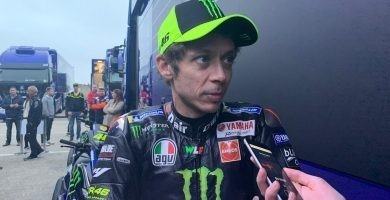 Valentino Rossi atiende a los medios después del primer día de trabajo en Jerez