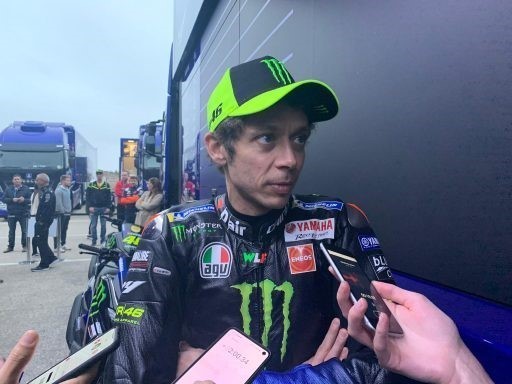 Valentino Rossi atiende a los medios después del primer día de trabajo en Jerez