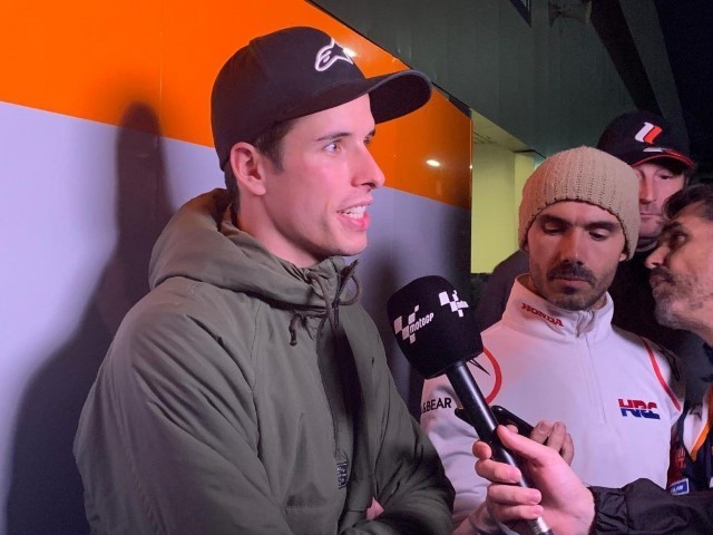 Álex Márquez habla con la prensa al finalizar el día