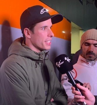 Álex Márquez habla con la prensa al finalizar el día