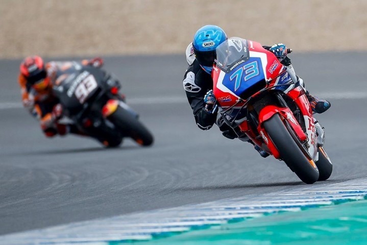 Álex Márquez seguido por su hermano Marc durante los test de MotoGP en Jerez