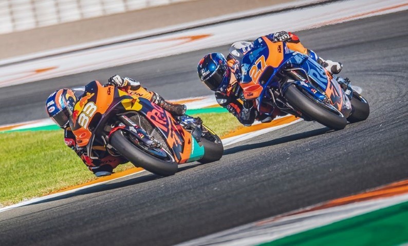 Brad Binder durante los test en Valencia