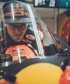 Brad Binder sobre su KTM en el box
