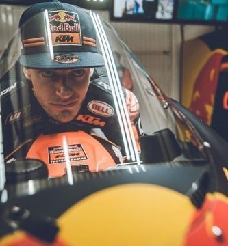 Brad Binder sobre su KTM en el box