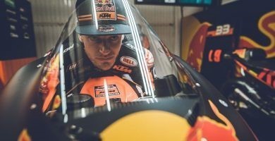 Brad Binder sobre su KTM en el box