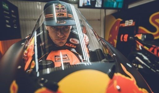 Brad Binder sobre su KTM en el box