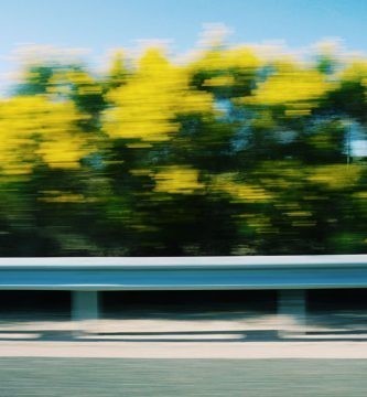 Visión lateral de una carretera a gran velocidad