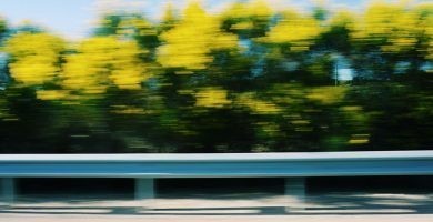 Visión lateral de una carretera a gran velocidad
