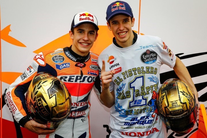 Marc Márquez y Álex Márquez celebrando sus respectivos títulos