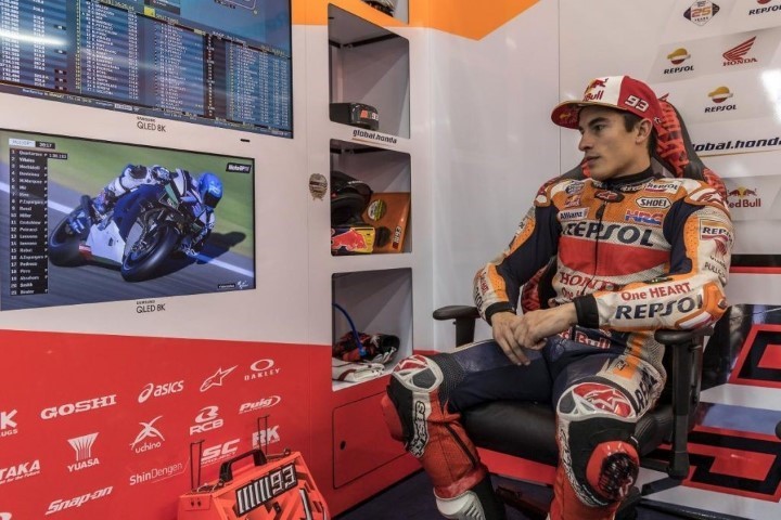 Marc Márquez observa en su box a su hermano Álex a través de la pantalla