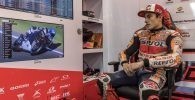 Marc Márquez observa en su box a su hermano Álex a través de la pantalla