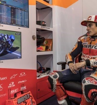 Marc Márquez observa en su box a su hermano Álex a través de la pantalla