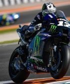 Maverick Viñales pilotando la Yamaha del equipo oficial