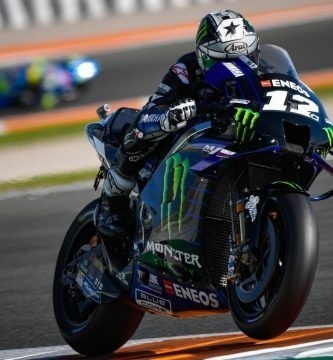 Maverick Viñales pilotando la Yamaha del equipo oficial