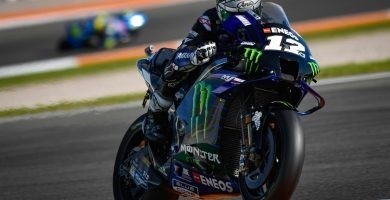 Maverick Viñales pilotando la Yamaha del equipo oficial