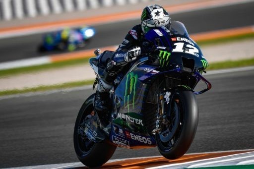 Maverick Viñales pilotando la Yamaha del equipo oficial