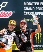 Max Biaggi con Arón Canet en el podio del Gran Premio de la República Checa