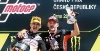 Max Biaggi con Arón Canet en el podio del Gran Premio de la República Checa