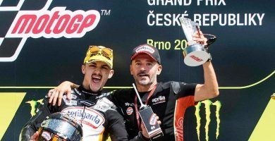 Max Biaggi con Arón Canet en el podio del Gran Premio de la República Checa