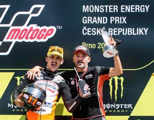 Max Biaggi con Arón Canet en el podio del Gran Premio de la República Checa