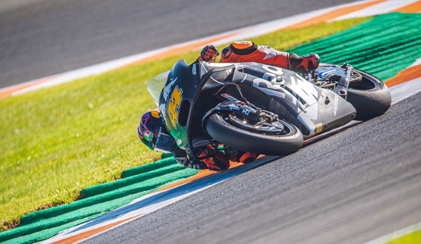 Pol Espargaró rodando con la KTM MotoGP en Valencia 